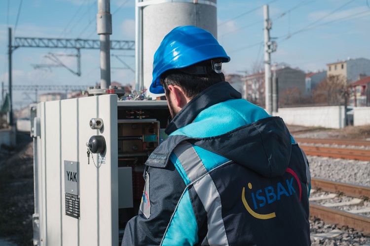 engineer selecting antenna configuration telecom planning.jpg